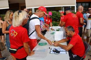 Alberto Rdríguez e Isabel Navarro triunfan en la XVII Travesía a Nado de Salinetas (Foto TA)